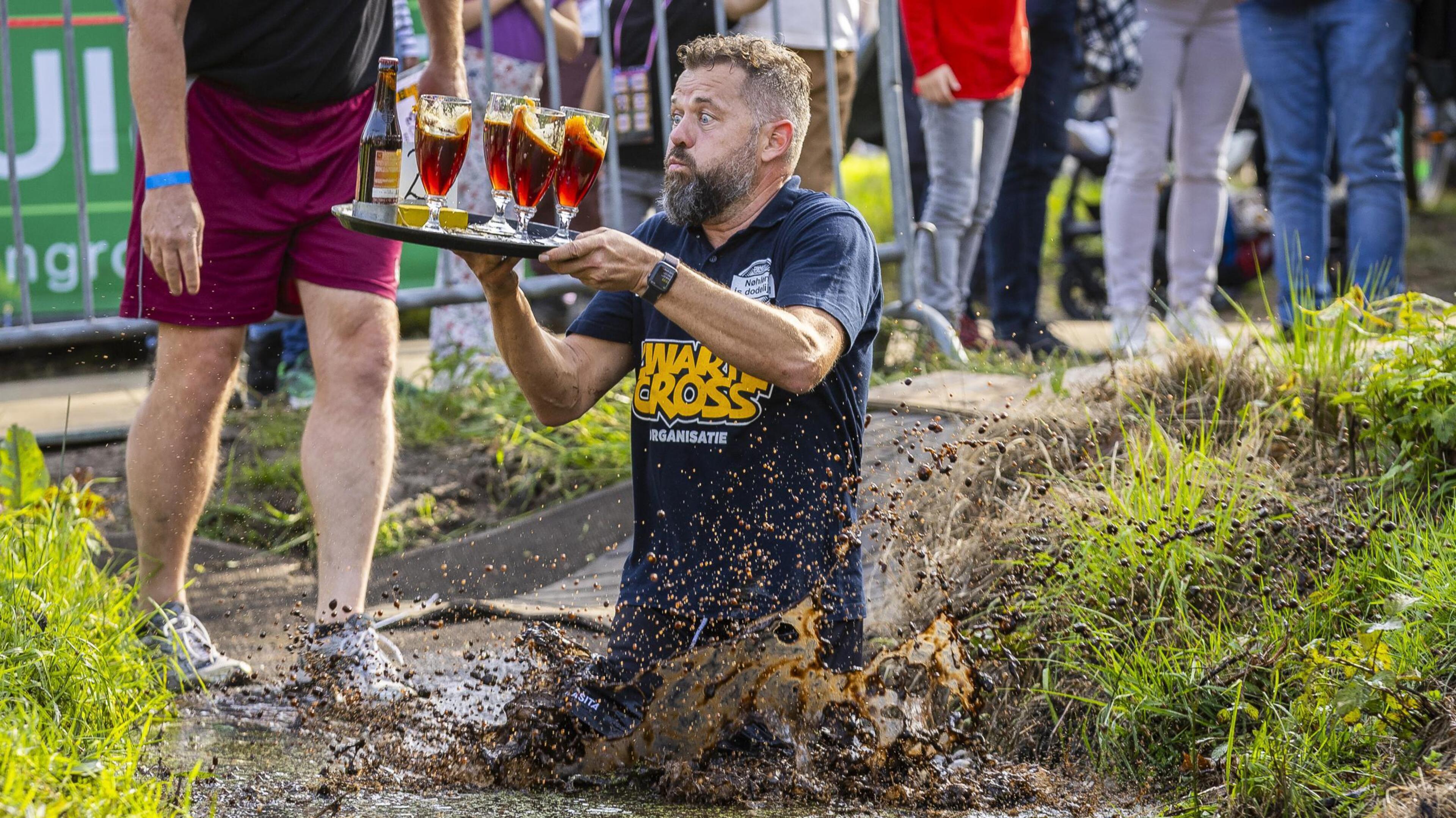 Met dienblad vol bokbier hijgend door het water: ‘Ligt het aan het parcours of aan mijn conditie?’